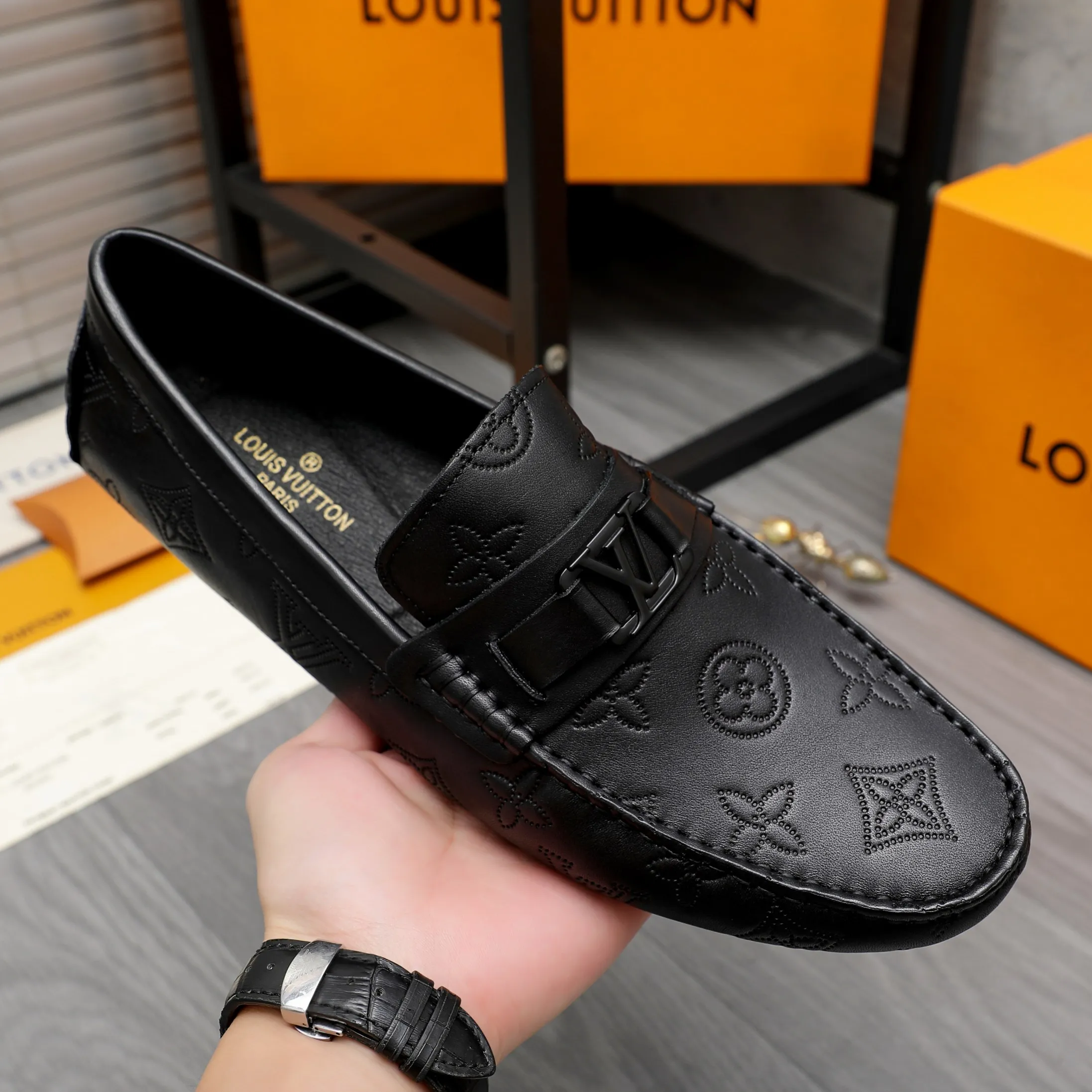 Men's shoes 💰400 Product trademark: LV "Louis Vuitton" casual slip-on shoes Regular size: 38-45 (45 is custom-made and non-returnable) Product materials: Selected cowhide embossed upper, pigskin lining, rubber outsole